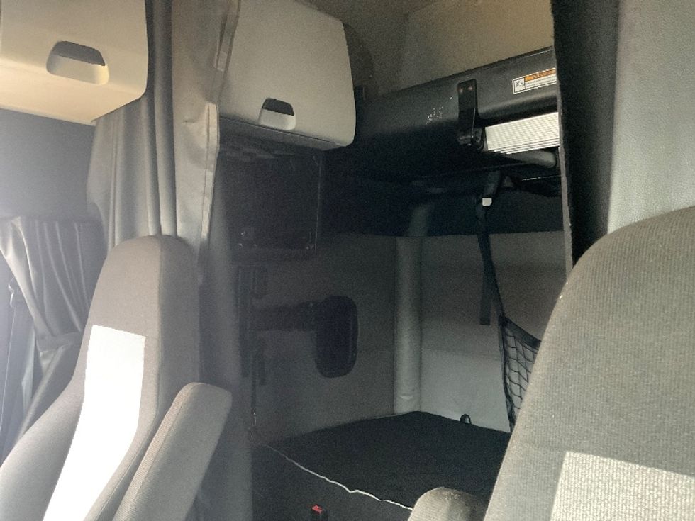 Sleeper Tractor-Heavy Duty Tractors-Freightliner-2022-T12664ST-West Sacramento-CA-411,364\n\t\tmiles-$ 83,500 - Image 18