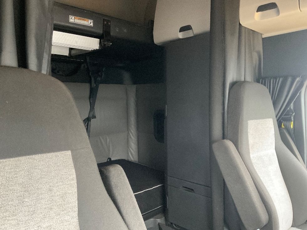 Sleeper Tractor-Heavy Duty Tractors-Freightliner-2022-T12664ST-West Sacramento-CA-411,364\n\t\tmiles-$ 83,500 - Image 19