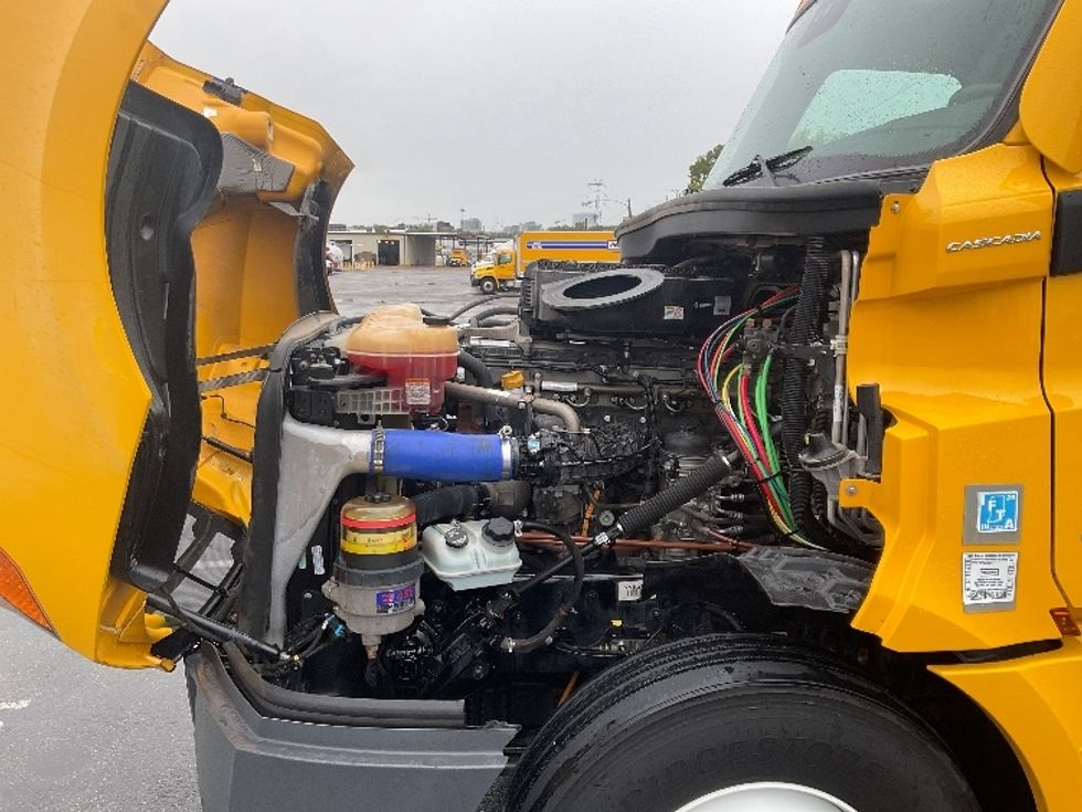 Sleeper Tractor-Heavy Duty Tractors-Freightliner-2022-T12664ST-West Sacramento-CA-411,364\n\t\tmiles-$ 83,500 - Image 21