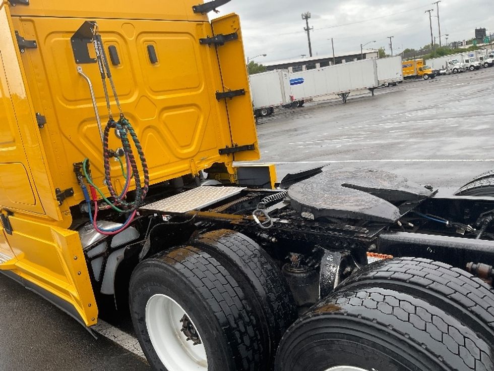 Sleeper Tractor-Heavy Duty Tractors-Freightliner-2022-T12664ST-West Sacramento-CA-411,364\n\t\tmiles-$ 83,500 - Image 22