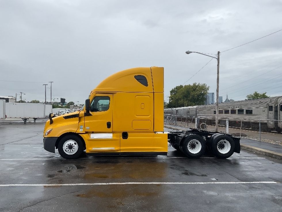 Sleeper Tractor-Heavy Duty Tractors-Freightliner-2022-T12664ST-West Sacramento-CA-411,364\n\t\tmiles-$ 83,500 - Image 4