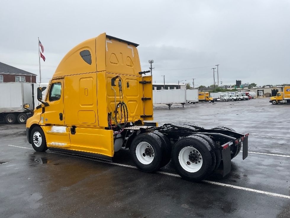 Sleeper Tractor-Heavy Duty Tractors-Freightliner-2022-T12664ST-West Sacramento-CA-411,364\n\t\tmiles-$ 83,500 - Image 5