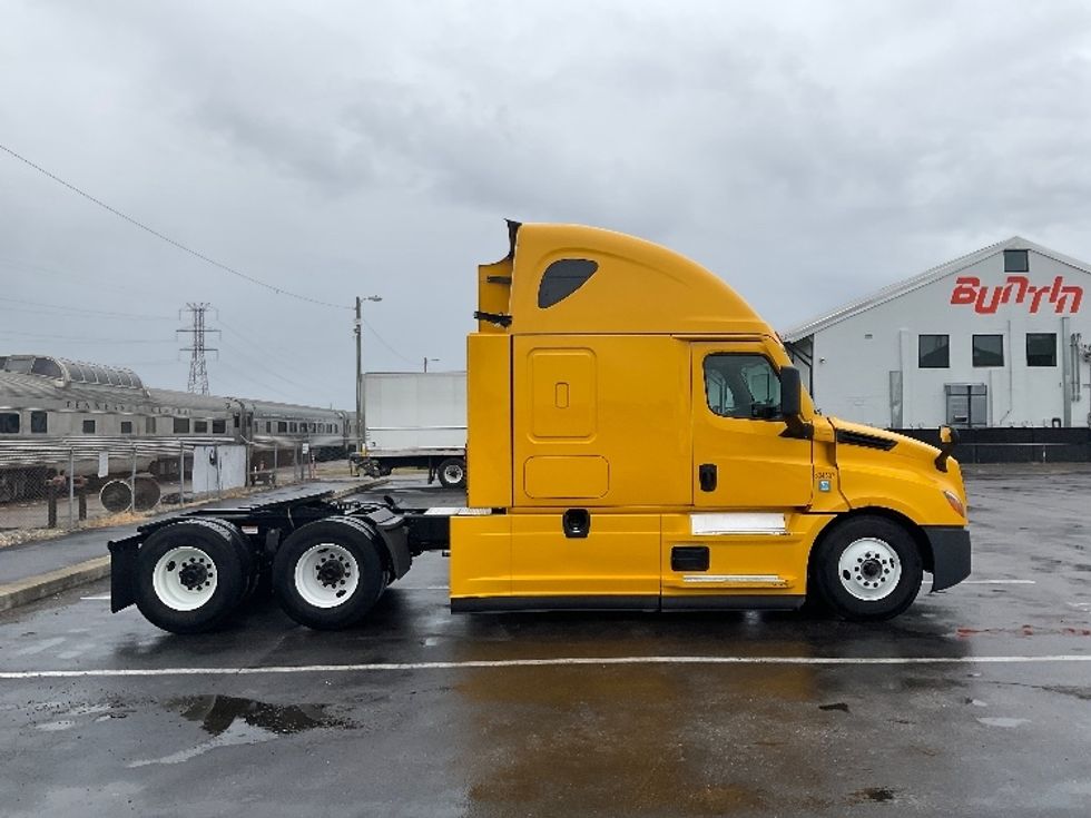 Sleeper Tractor-Heavy Duty Tractors-Freightliner-2022-T12664ST-West Sacramento-CA-411,364\n\t\tmiles-$ 83,500 - Image 8