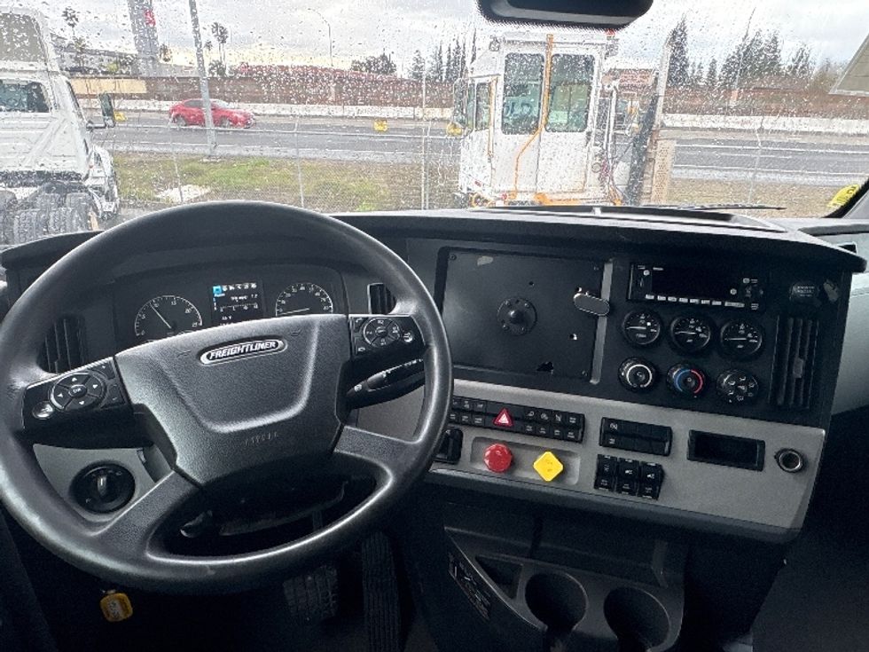 Sleeper Tractor-Heavy Duty Tractors-Freightliner-2022-T12664ST-West Sacramento-CA-426,580\n\t\tmiles-$ 82,750 - Image 11