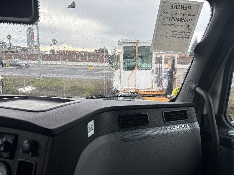 Sleeper Tractor-Heavy Duty Tractors-Freightliner-2022-T12664ST-West Sacramento-CA-426,580\n\t\tmiles-$ 82,750 - Image 14