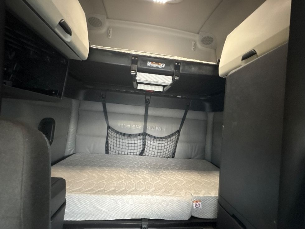 Sleeper Tractor-Heavy Duty Tractors-Freightliner-2022-T12664ST-West Sacramento-CA-426,580\n\t\tmiles-$ 82,750 - Image 16