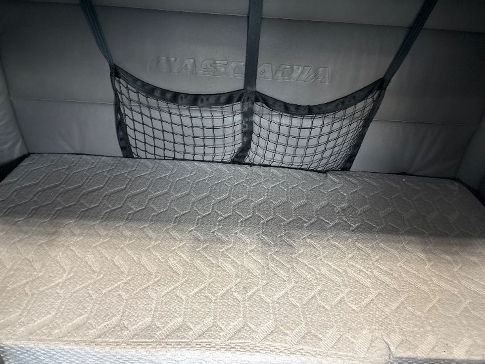 Sleeper Tractor-Heavy Duty Tractors-Freightliner-2022-T12664ST-West Sacramento-CA-426,580\n\t\tmiles-$ 82,750 - Image 17