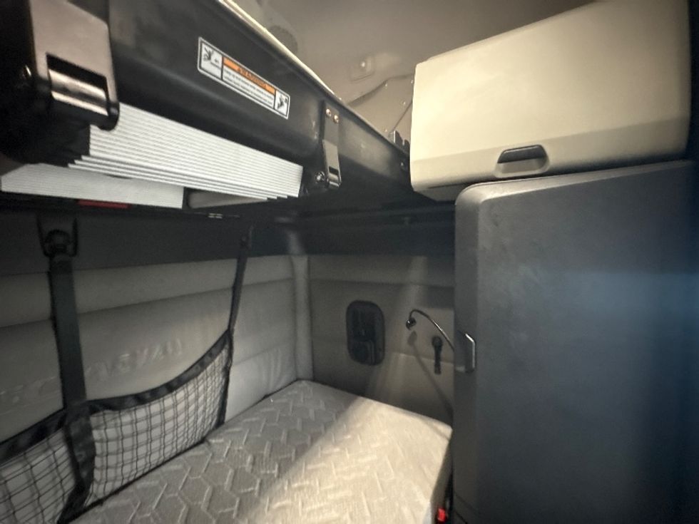 Sleeper Tractor-Heavy Duty Tractors-Freightliner-2022-T12664ST-West Sacramento-CA-426,580\n\t\tmiles-$ 82,750 - Image 18