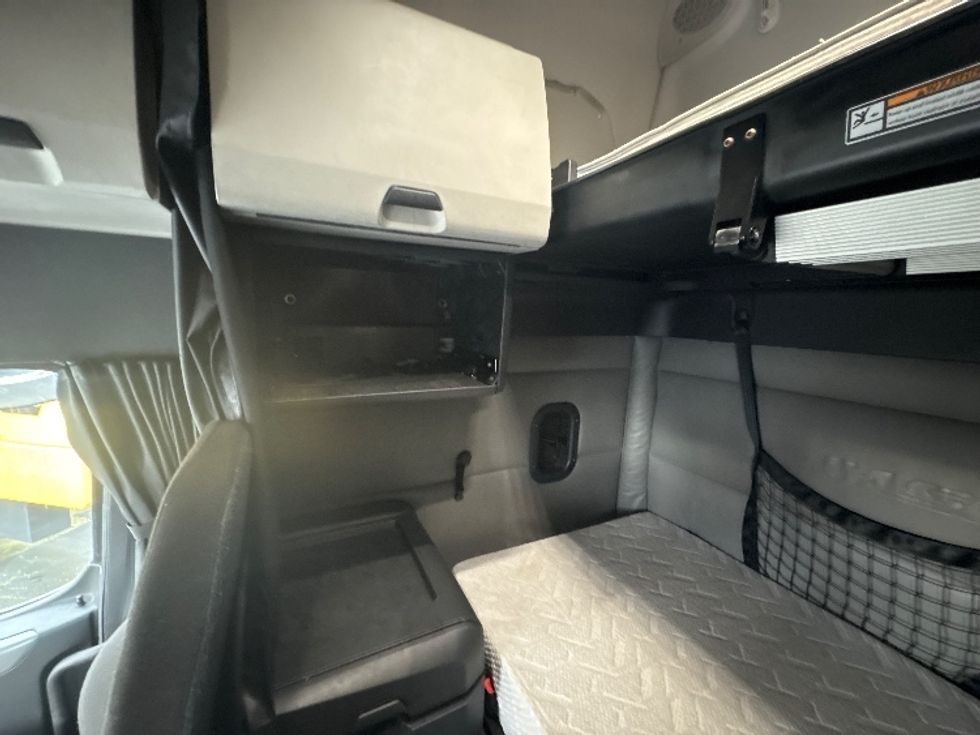 Sleeper Tractor-Heavy Duty Tractors-Freightliner-2022-T12664ST-West Sacramento-CA-426,580\n\t\tmiles-$ 82,750 - Image 19