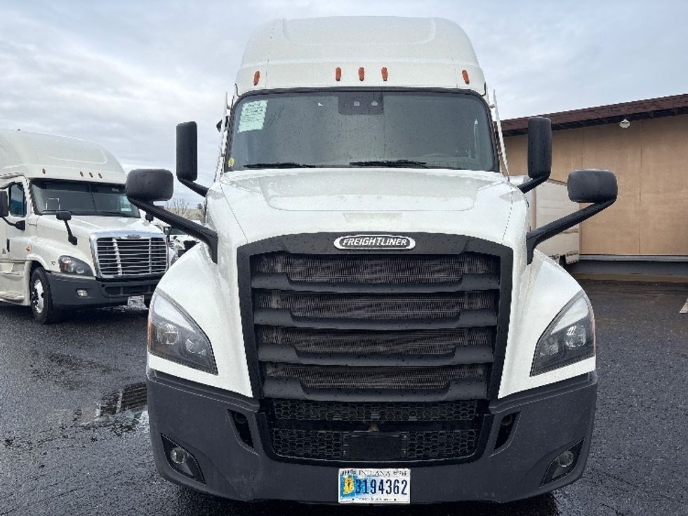 Sleeper Tractor-Heavy Duty Tractors-Freightliner-2022-T12664ST-West Sacramento-CA-426,580\n\t\tmiles-$ 82,750 - Image 2