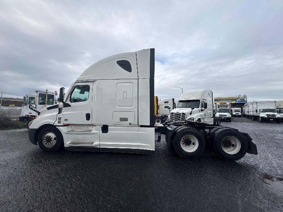 Sleeper Tractor-Heavy Duty Tractors-Freightliner-2022-T12664ST-West Sacramento-CA-426,580\n\t\tmiles-$ 82,750 - Image 4