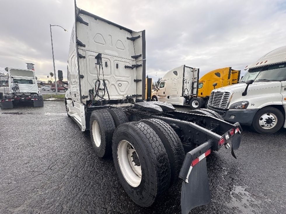 Sleeper Tractor-Heavy Duty Tractors-Freightliner-2022-T12664ST-West Sacramento-CA-426,580\n\t\tmiles-$ 82,750 - Image 5