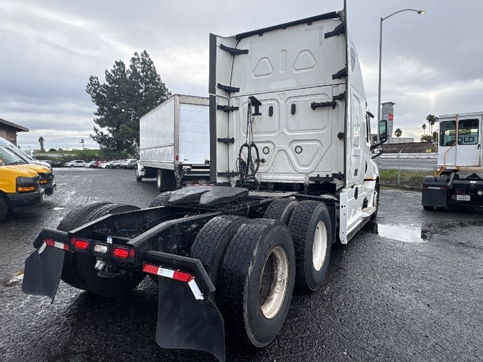 Sleeper Tractor-Heavy Duty Tractors-Freightliner-2022-T12664ST-West Sacramento-CA-426,580\n\t\tmiles-$ 82,750 - Image 7