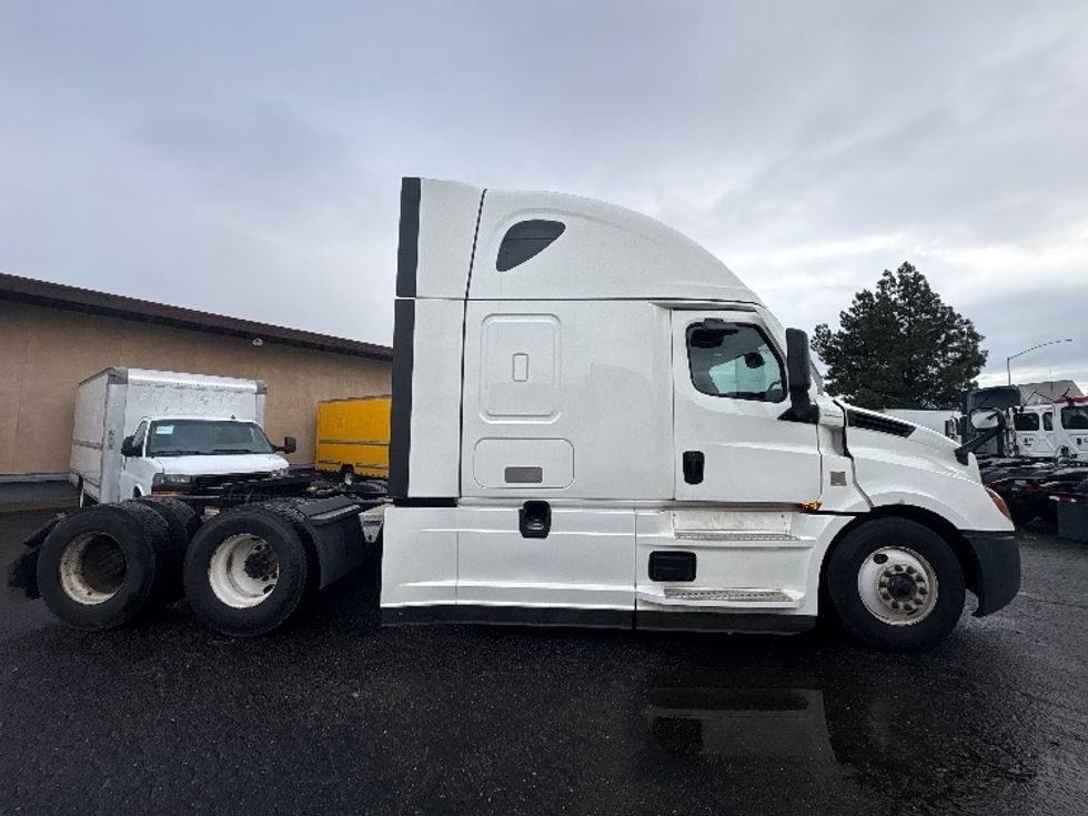 Sleeper Tractor-Heavy Duty Tractors-Freightliner-2022-T12664ST-West Sacramento-CA-426,580\n\t\tmiles-$ 82,750 - Image 8