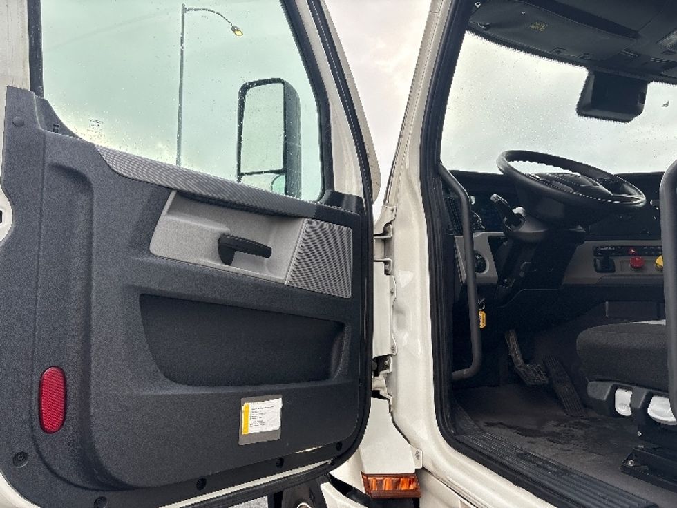 Sleeper Tractor-Heavy Duty Tractors-Freightliner-2022-T12664ST-West Sacramento-CA-426,580\n\t\tmiles-$ 82,750 - Image 9
