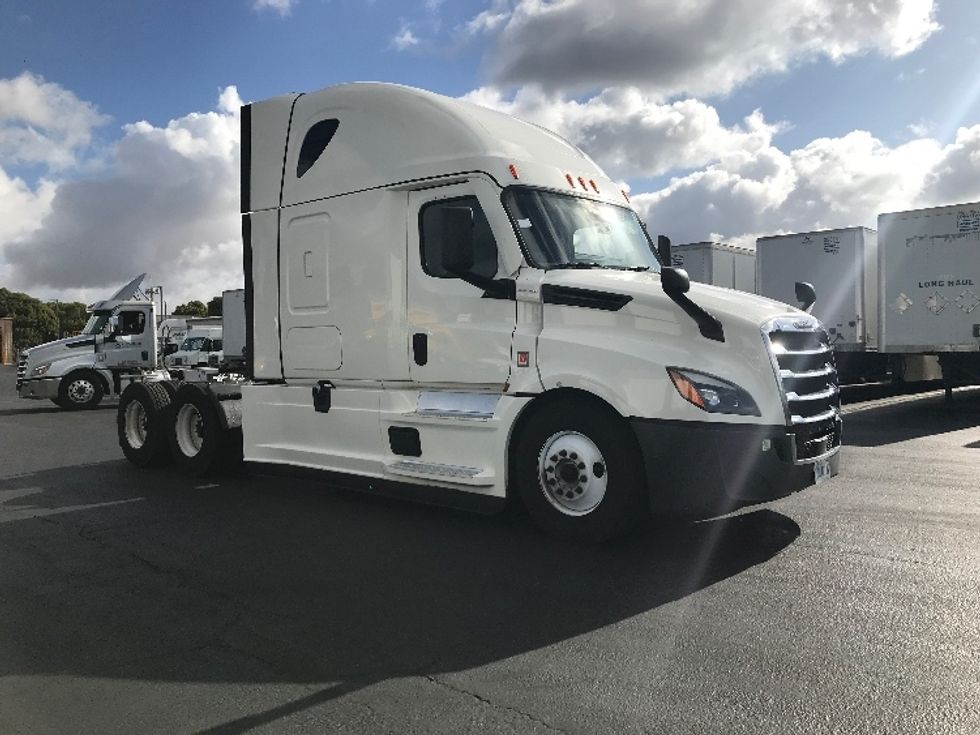Sleeper Tractor-Heavy Duty Tractors-Freightliner-2022-T12664ST-West Sacramento-CA-485,253\n\t\tmiles-$ 89,250 - Image 1
