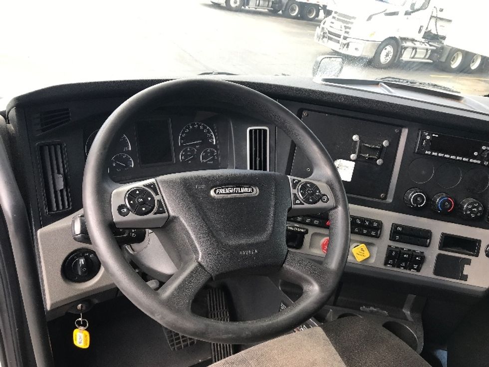 Sleeper Tractor-Heavy Duty Tractors-Freightliner-2022-T12664ST-West Sacramento-CA-485,253\n\t\tmiles-$ 89,250 - Image 11