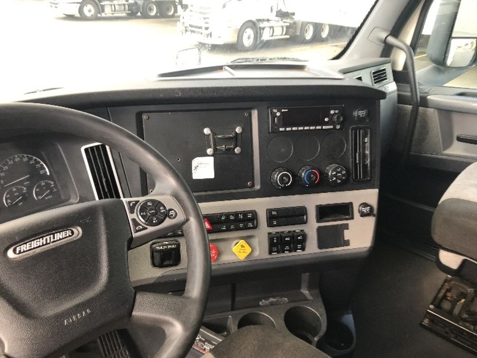 Sleeper Tractor-Heavy Duty Tractors-Freightliner-2022-T12664ST-West Sacramento-CA-485,253\n\t\tmiles-$ 89,250 - Image 12