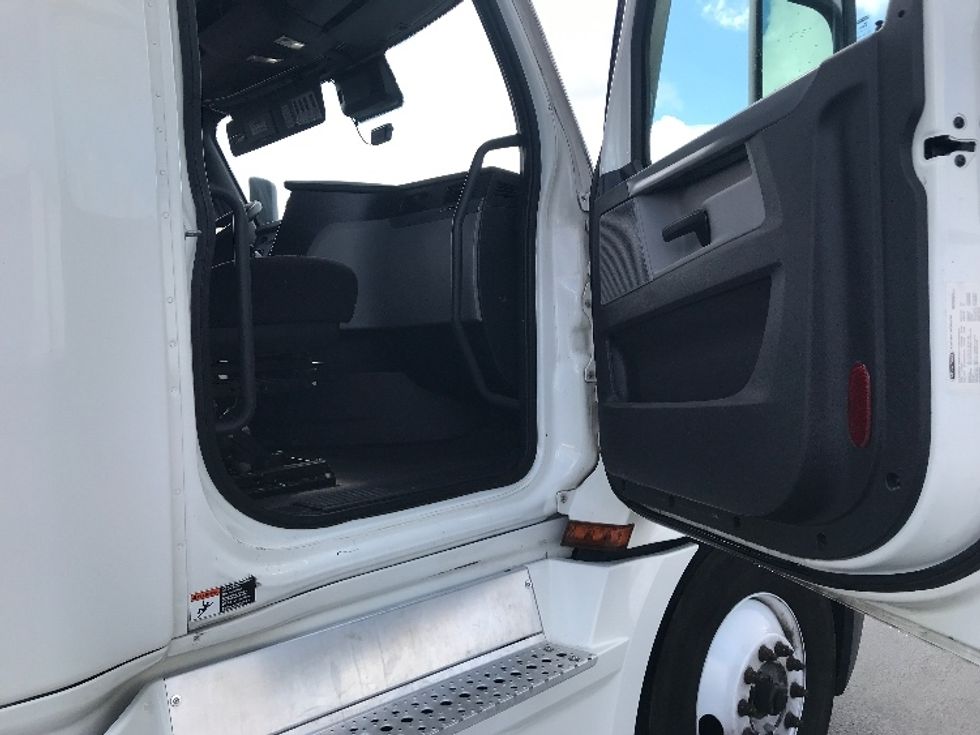 Sleeper Tractor-Heavy Duty Tractors-Freightliner-2022-T12664ST-West Sacramento-CA-485,253\n\t\tmiles-$ 89,250 - Image 13