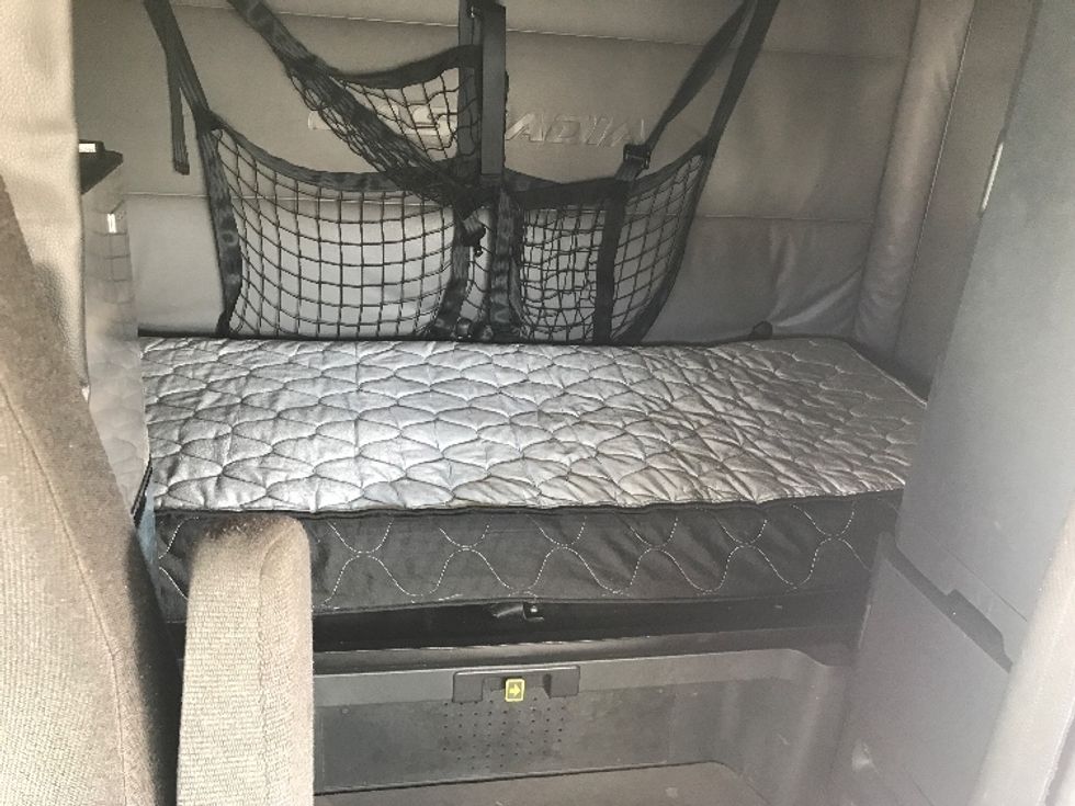 Sleeper Tractor-Heavy Duty Tractors-Freightliner-2022-T12664ST-West Sacramento-CA-485,253\n\t\tmiles-$ 89,250 - Image 16