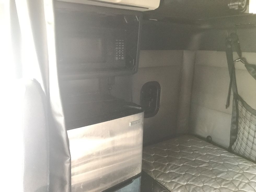 Sleeper Tractor-Heavy Duty Tractors-Freightliner-2022-T12664ST-West Sacramento-CA-485,253\n\t\tmiles-$ 89,250 - Image 19