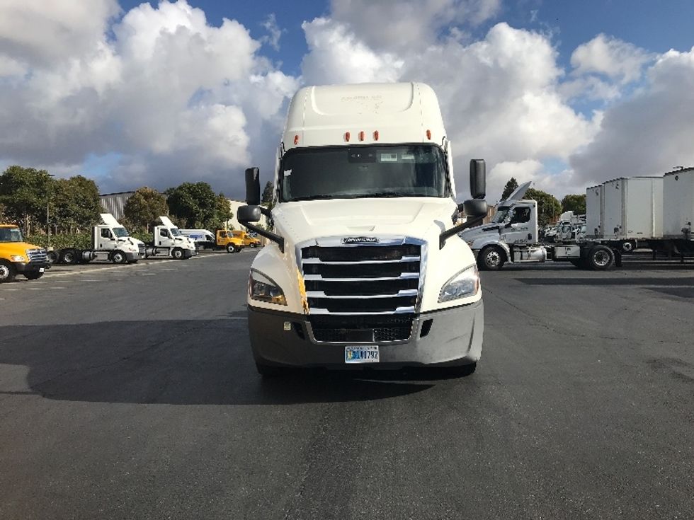 Sleeper Tractor-Heavy Duty Tractors-Freightliner-2022-T12664ST-West Sacramento-CA-485,253\n\t\tmiles-$ 89,250 - Image 2