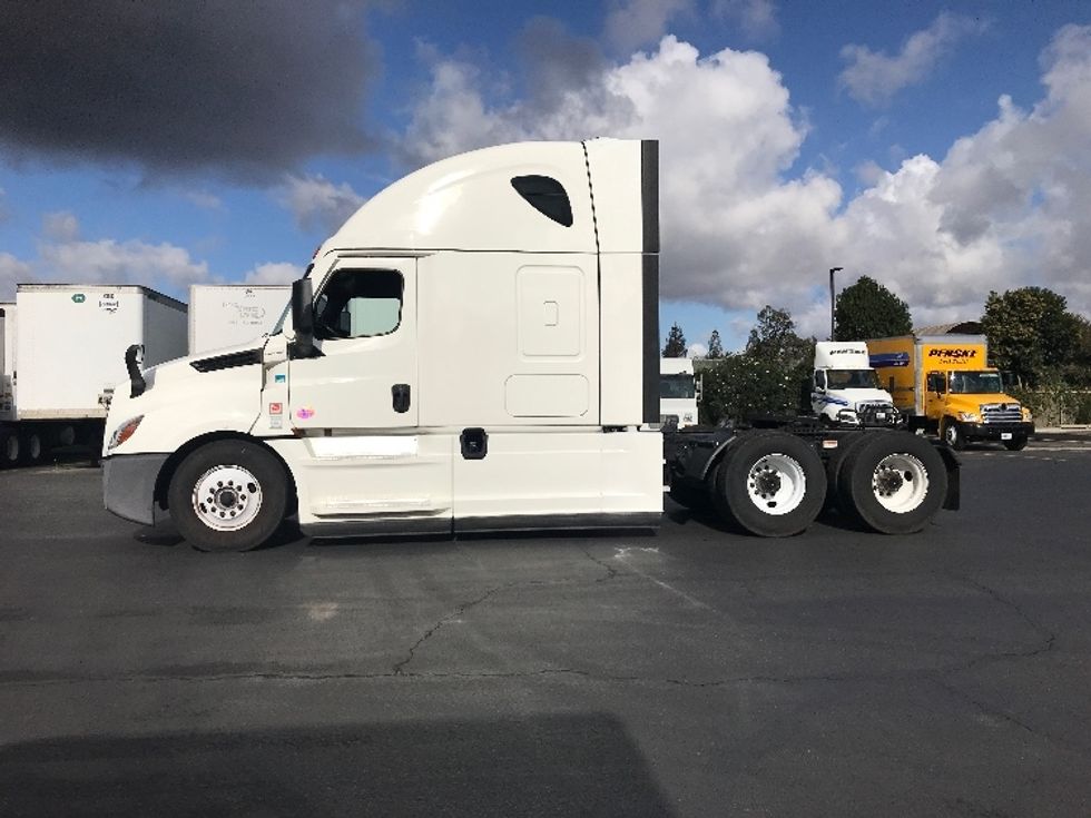Sleeper Tractor-Heavy Duty Tractors-Freightliner-2022-T12664ST-West Sacramento-CA-485,253\n\t\tmiles-$ 89,250 - Image 4