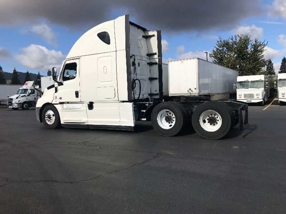 Sleeper Tractor-Heavy Duty Tractors-Freightliner-2022-T12664ST-West Sacramento-CA-485,253\n\t\tmiles-$ 89,250 - Image 5