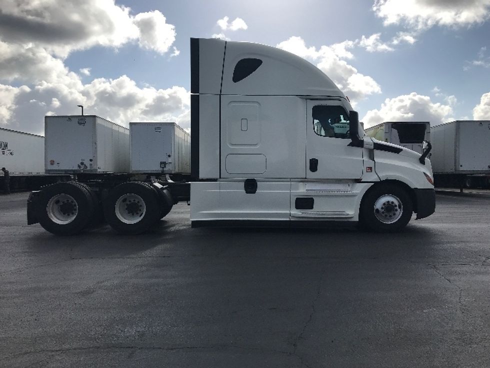 Sleeper Tractor-Heavy Duty Tractors-Freightliner-2022-T12664ST-West Sacramento-CA-485,253\n\t\tmiles-$ 89,250 - Image 8