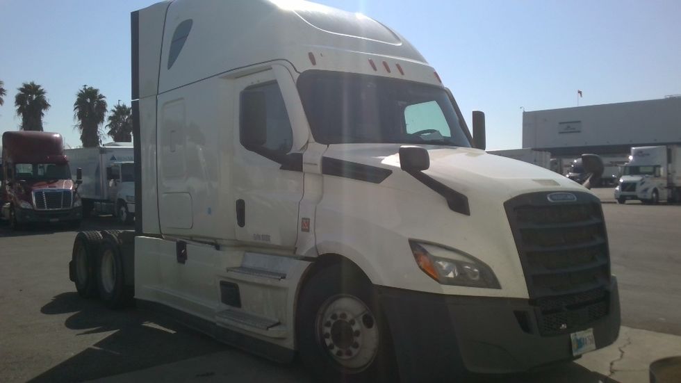 Sleeper Tractor-Heavy Duty Tractors-Freightliner-2022-T12664ST-West Sacramento-CA-493,258\n\t\tmiles-$ 79,250 - Image 1