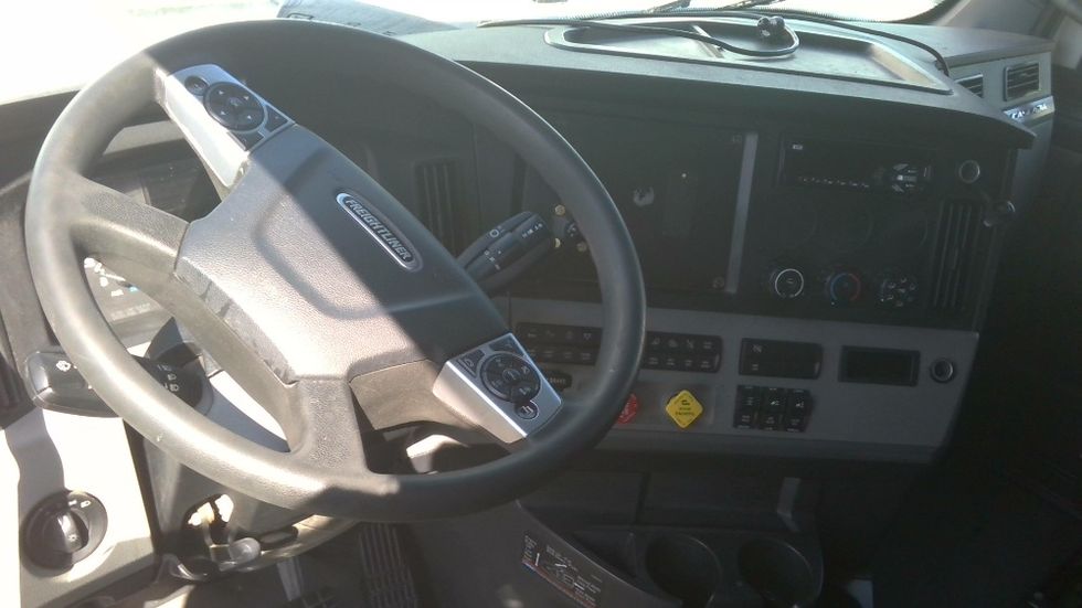 Sleeper Tractor-Heavy Duty Tractors-Freightliner-2022-T12664ST-West Sacramento-CA-493,258\n\t\tmiles-$ 79,250 - Image 10