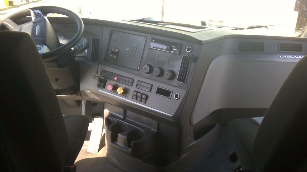 Sleeper Tractor-Heavy Duty Tractors-Freightliner-2022-T12664ST-West Sacramento-CA-493,258\n\t\tmiles-$ 79,250 - Image 11