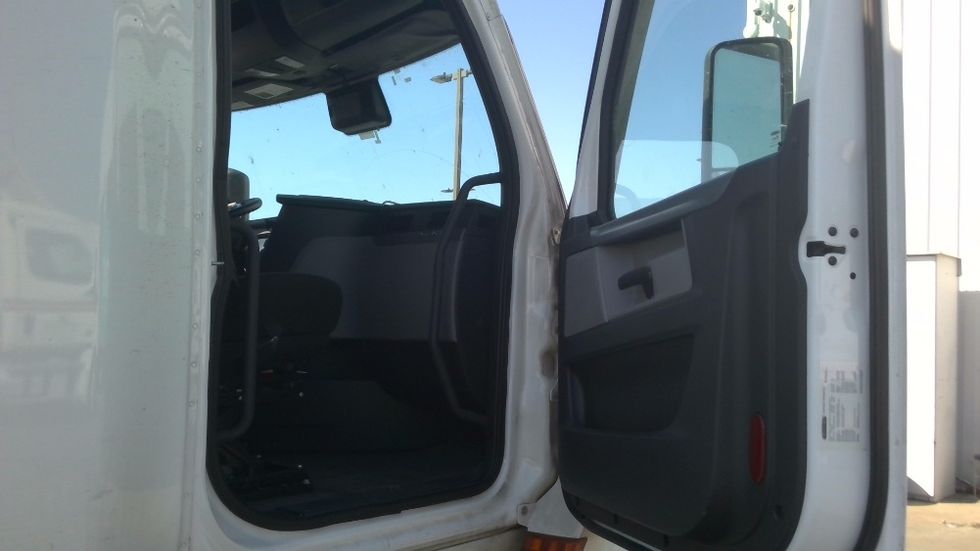 Sleeper Tractor-Heavy Duty Tractors-Freightliner-2022-T12664ST-West Sacramento-CA-493,258\n\t\tmiles-$ 79,250 - Image 12