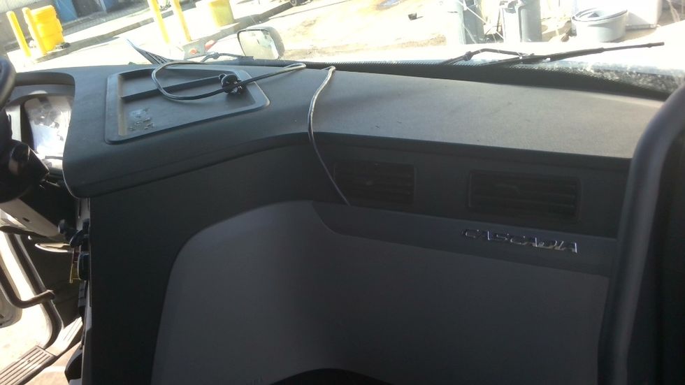 Sleeper Tractor-Heavy Duty Tractors-Freightliner-2022-T12664ST-West Sacramento-CA-493,258\n\t\tmiles-$ 79,250 - Image 13