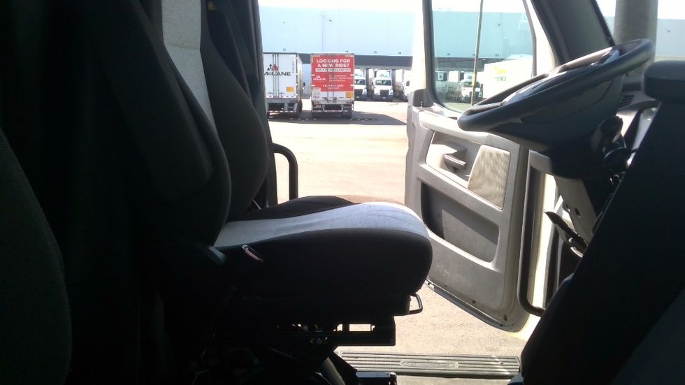 Sleeper Tractor-Heavy Duty Tractors-Freightliner-2022-T12664ST-West Sacramento-CA-493,258\n\t\tmiles-$ 79,250 - Image 14