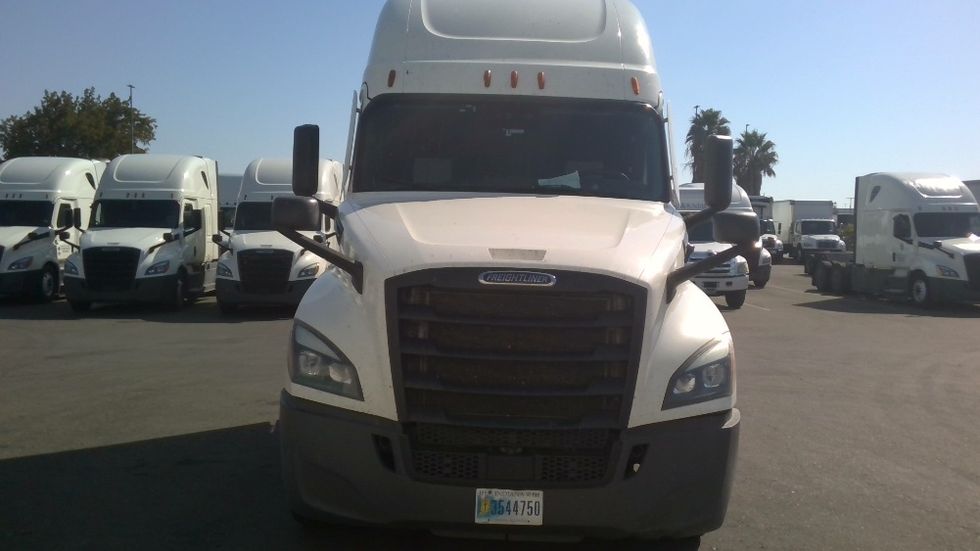 Sleeper Tractor-Heavy Duty Tractors-Freightliner-2022-T12664ST-West Sacramento-CA-493,258\n\t\tmiles-$ 79,250 - Image 2