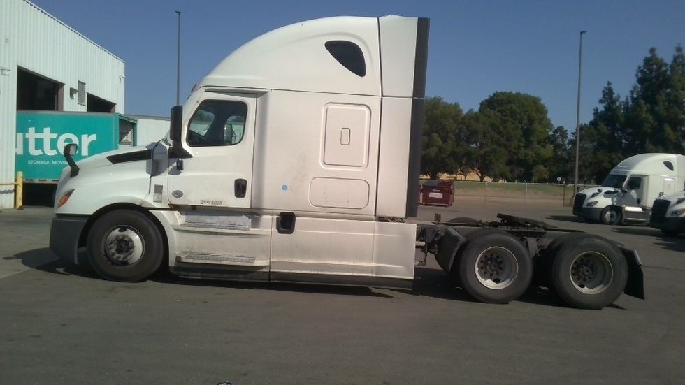 Sleeper Tractor-Heavy Duty Tractors-Freightliner-2022-T12664ST-West Sacramento-CA-493,258\n\t\tmiles-$ 79,250 - Image 4