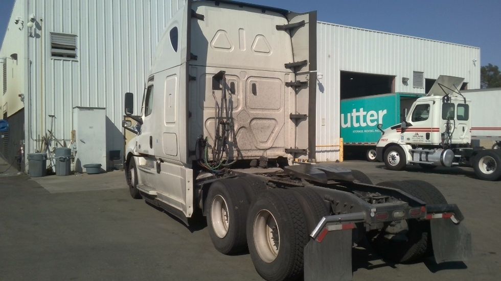 Sleeper Tractor-Heavy Duty Tractors-Freightliner-2022-T12664ST-West Sacramento-CA-493,258\n\t\tmiles-$ 79,250 - Image 5