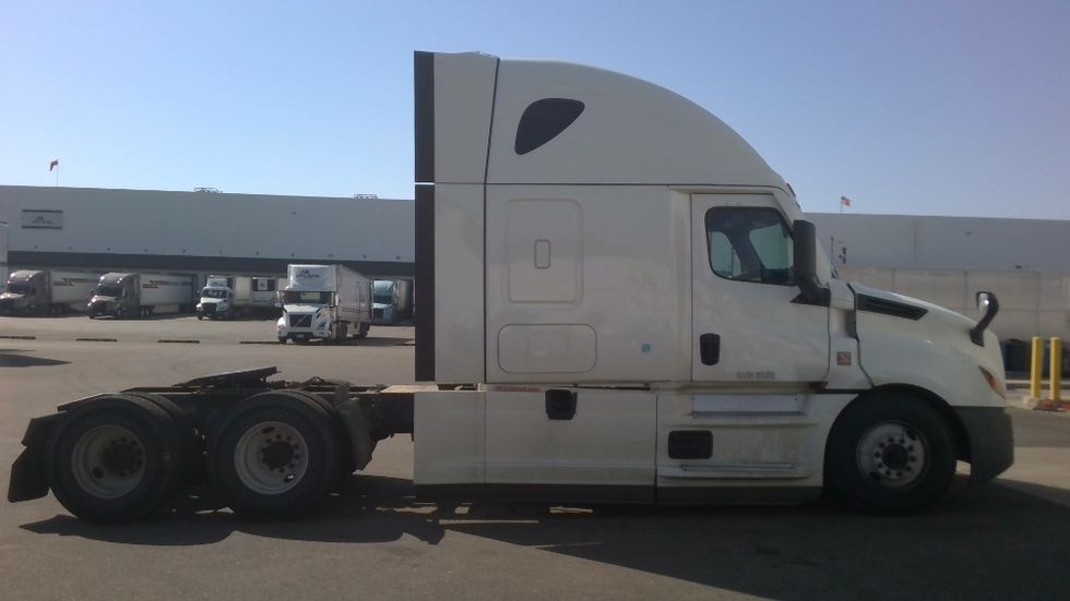 Sleeper Tractor-Heavy Duty Tractors-Freightliner-2022-T12664ST-West Sacramento-CA-493,258\n\t\tmiles-$ 79,250 - Image 7