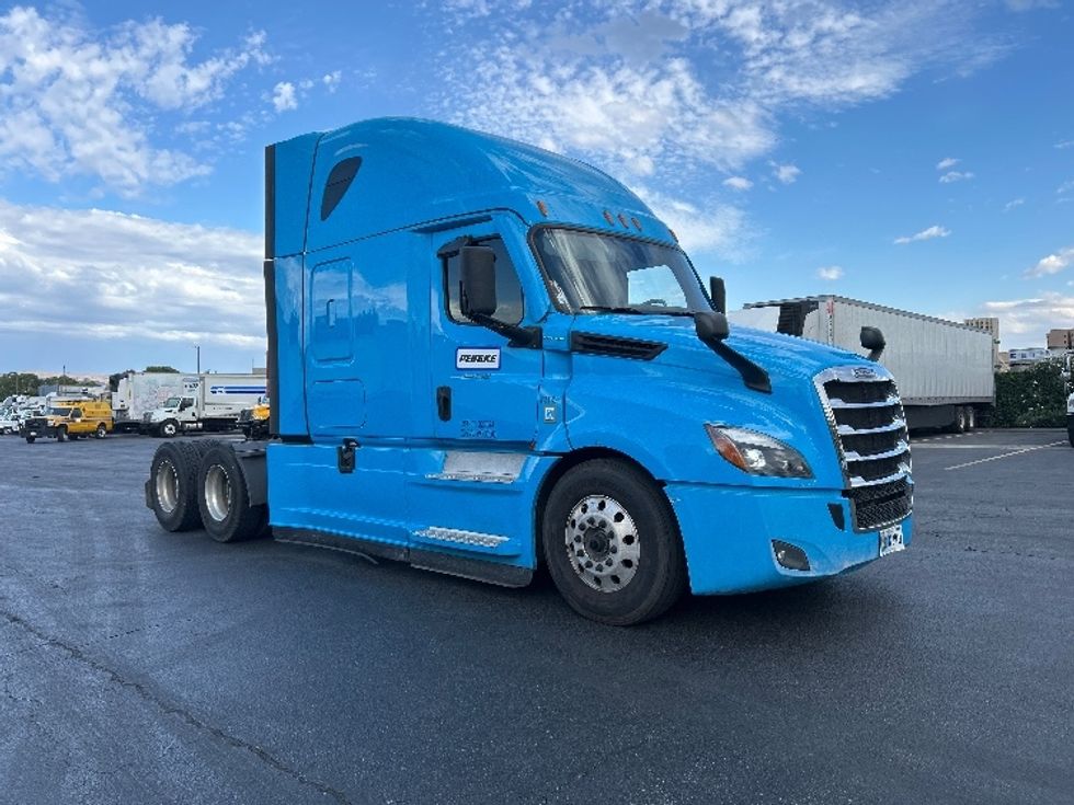 Sleeper Tractor-Heavy Duty Tractors-Freightliner-2022-T12664ST-West Sacramento-CA-497,599\n\t\tmiles-$ 76,750 - Image 1
