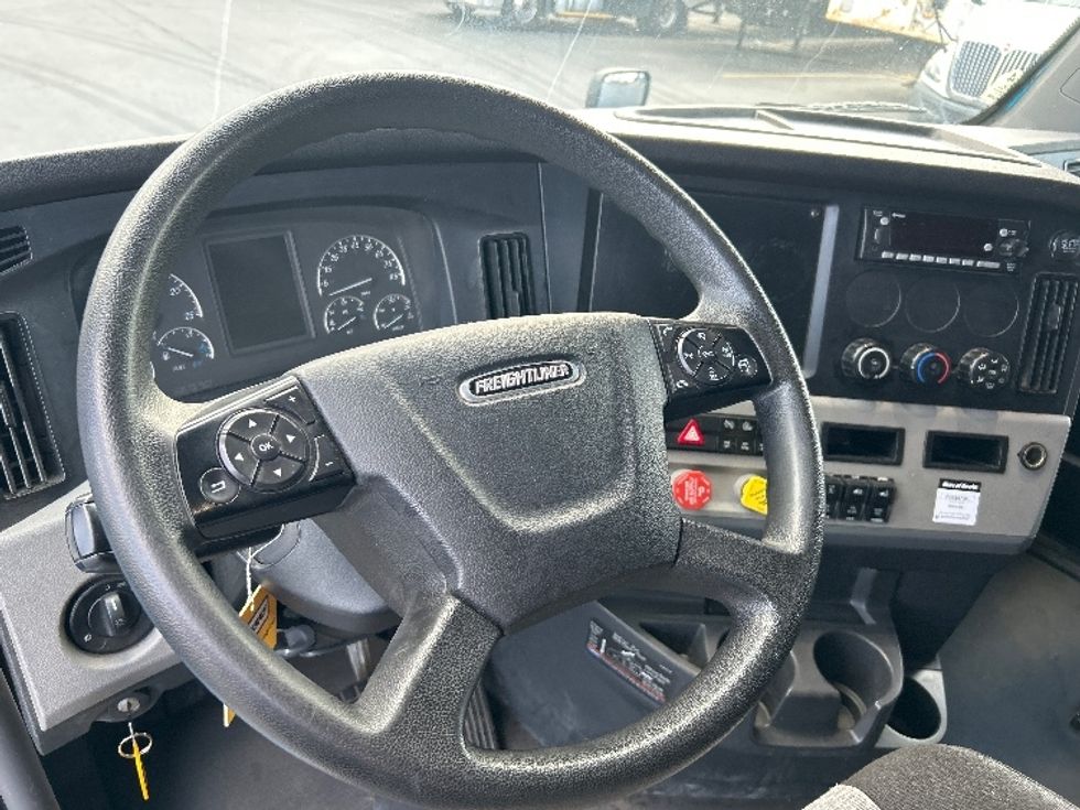 Sleeper Tractor-Heavy Duty Tractors-Freightliner-2022-T12664ST-West Sacramento-CA-497,599\n\t\tmiles-$ 76,750 - Image 10