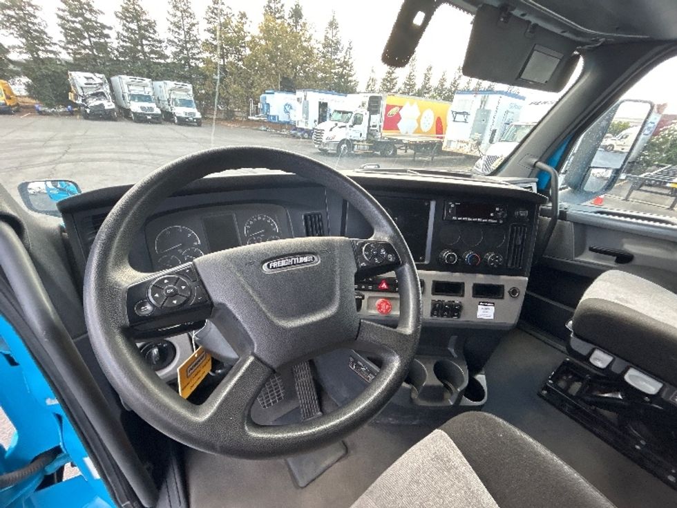 Sleeper Tractor-Heavy Duty Tractors-Freightliner-2022-T12664ST-West Sacramento-CA-497,599\n\t\tmiles-$ 76,750 - Image 11