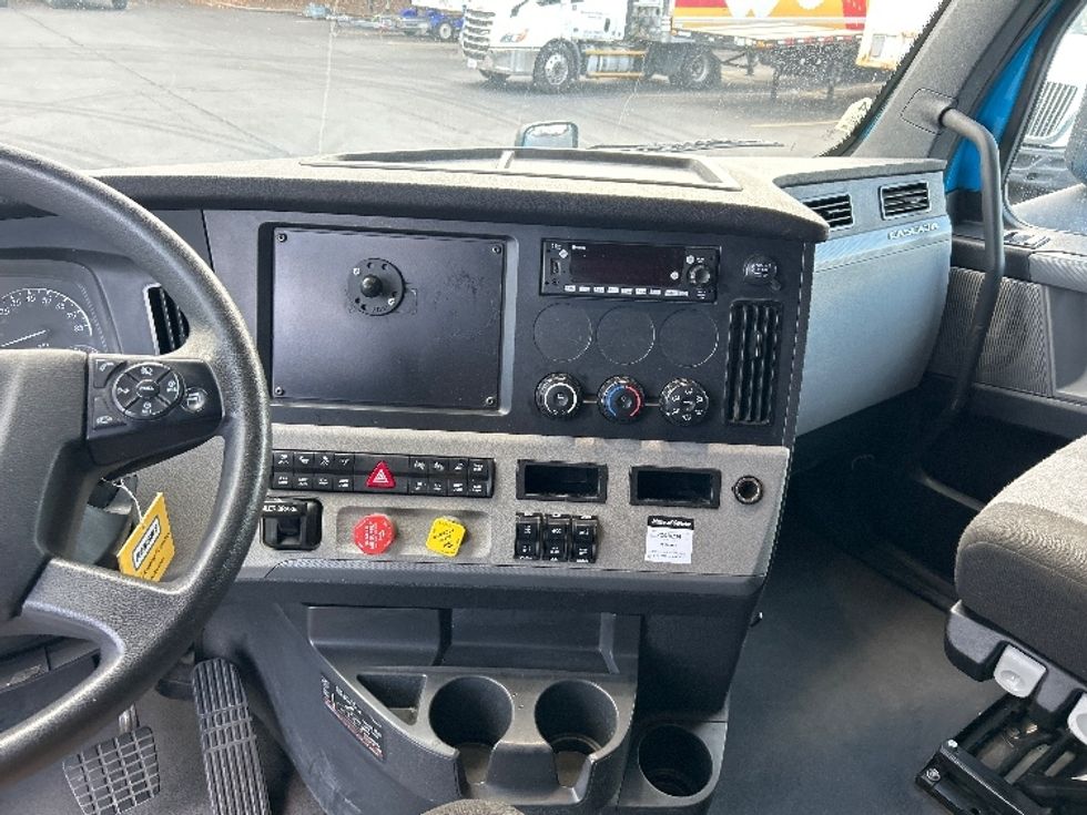 Sleeper Tractor-Heavy Duty Tractors-Freightliner-2022-T12664ST-West Sacramento-CA-497,599\n\t\tmiles-$ 76,750 - Image 12
