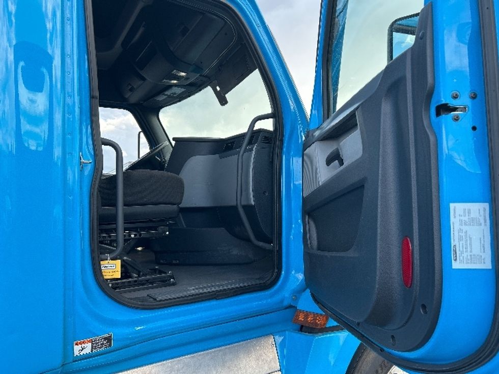 Sleeper Tractor-Heavy Duty Tractors-Freightliner-2022-T12664ST-West Sacramento-CA-497,599\n\t\tmiles-$ 76,750 - Image 13