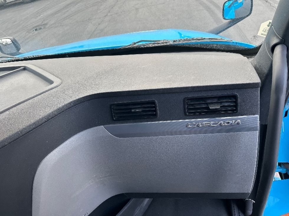 Sleeper Tractor-Heavy Duty Tractors-Freightliner-2022-T12664ST-West Sacramento-CA-497,599\n\t\tmiles-$ 76,750 - Image 14