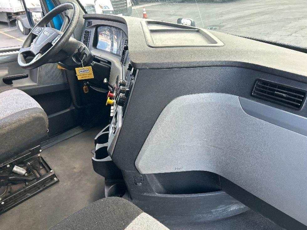 Sleeper Tractor-Heavy Duty Tractors-Freightliner-2022-T12664ST-West Sacramento-CA-497,599\n\t\tmiles-$ 76,750 - Image 15