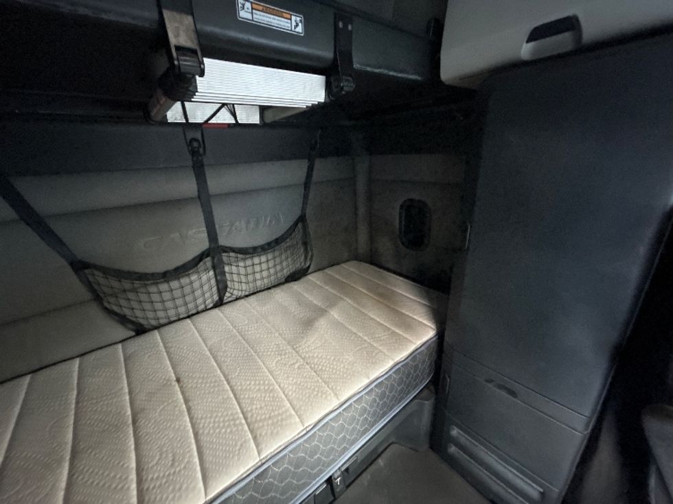 Sleeper Tractor-Heavy Duty Tractors-Freightliner-2022-T12664ST-West Sacramento-CA-497,599\n\t\tmiles-$ 76,750 - Image 17