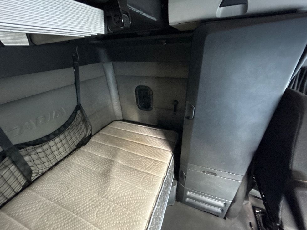 Sleeper Tractor-Heavy Duty Tractors-Freightliner-2022-T12664ST-West Sacramento-CA-497,599\n\t\tmiles-$ 76,750 - Image 18