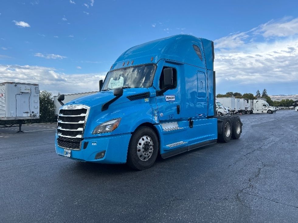 Sleeper Tractor-Heavy Duty Tractors-Freightliner-2022-T12664ST-West Sacramento-CA-497,599\n\t\tmiles-$ 76,750 - Image 3