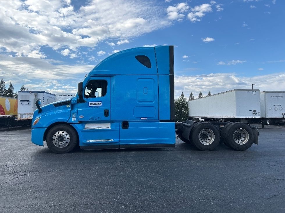 Sleeper Tractor-Heavy Duty Tractors-Freightliner-2022-T12664ST-West Sacramento-CA-497,599\n\t\tmiles-$ 76,750 - Image 4
